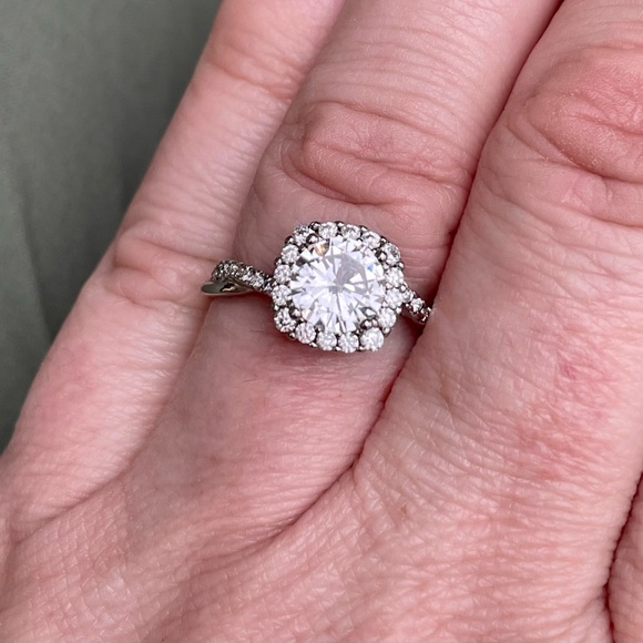 Sterling silver (stamped .925 ) gorgeous ring with diamond simulate, size 8 - Picture 8 of 8